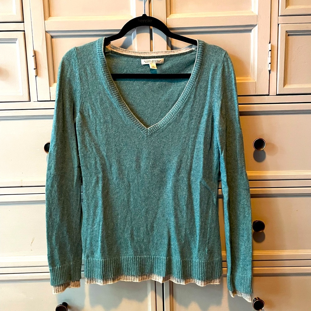 Banana Republic v-neck sweater size Medium